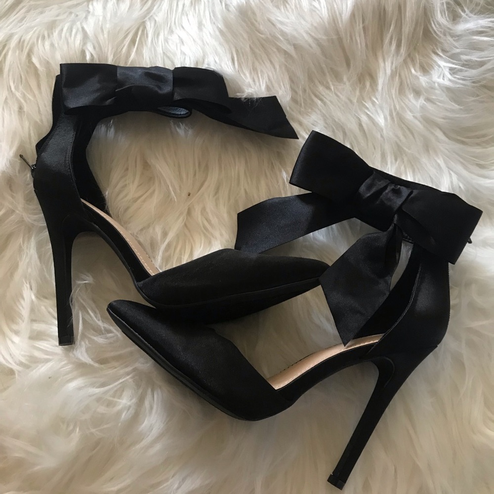 Beautiful Black Bow Heels!!